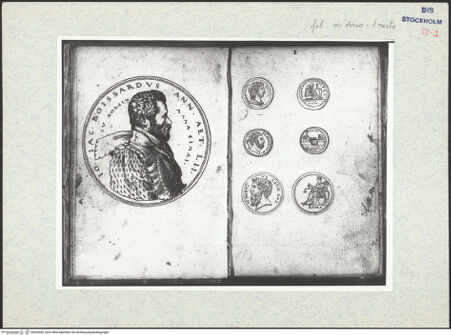 Vorderseite von Warburg Institute [https://www.deutsche-digitale-bibliothek.de/content/lizenzen/rv-ez/] Inscriptionum antiquarum (Codex Holmiensis)Medaillonporträt Boissards im Alter von 52 Jahren - rechts fol. 1 recto: Vorder- und Rückseiten dreier italienischer Münzimitationen mit antiken Motiven, Feder, bh309495_recto. Foto.