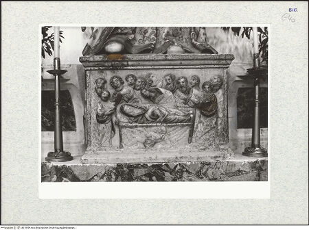 Vorderseite von Bibliotheca Hertziana [https://www.deutsche-digitale-bibliothek.de/content/lizenzen/rv-fz/] Madonnenstatue - Detail: Sockel, bh310399_recto. Foto.