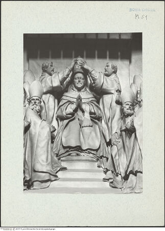 Vorderseite von Bibliotheca Hertziana [https://www.deutsche-digitale-bibliothek.de/content/lizenzen/rv-fz/] Grabmal Pauls V.Obergeschoss, Mitte: Papstkrönung und Karyatidenpilaster - Detail: Papst erhält Tiara  , bh312113_recto. Foto.