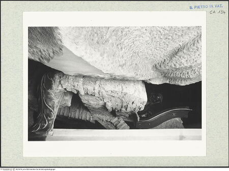 Vorderseite von Bibliotheca Hertziana [https://www.deutsche-digitale-bibliothek.de/content/lizenzen/rv-fz/] Grabmal von Papst Urban VIII.Sarkophag - Rückseite des Sarkophags auf der Seite der Jusititia, bh315016_recto. Foto: Wiedenhoeft, Ron.