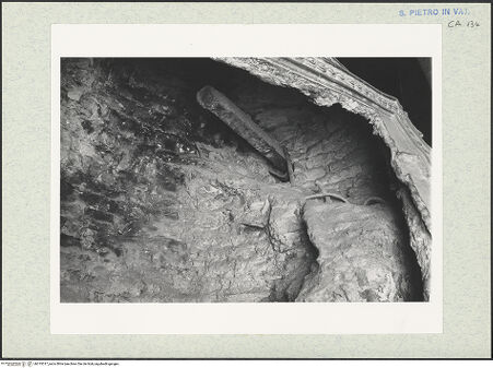 Vorderseite von Bibliotheca Hertziana [https://www.deutsche-digitale-bibliothek.de/content/lizenzen/rv-fz/] Grabmal von Papst Urban VIII.Der Papst auf der Kathedra thronend - Sitzfigur: Ansicht der Innenseite mit Stütze des Armes, bh315017_recto. Foto: Wiedenhoeft, Ron.