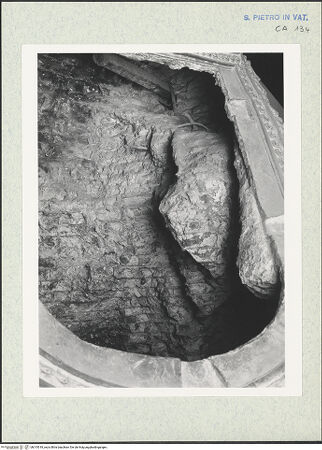 Vorderseite von Bibliotheca Hertziana [https://www.deutsche-digitale-bibliothek.de/content/lizenzen/rv-fz/] Grabmal von Papst Urban VIII.Der Papst auf der Kathedra thronend - Sitzfigur: Ansicht der Innenseite mit Stütze des Armes, bh315018_recto. Foto: Wiedenhoeft, Ron.