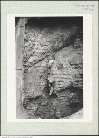 Vorderseite von Bibliotheca Hertziana [https://www.deutsche-digitale-bibliothek.de/content/lizenzen/rv-fz/] Grabmal von Papst Urban VIII.Der Papst auf der Kathedra thronend - Sitzfigur: Ansicht der Innenseite mit Stütze für den linken Arm, bh315019_recto. Foto: Wiedenhoeft, Ron.