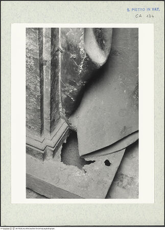 Vorderseite von Bibliotheca Hertziana [https://www.deutsche-digitale-bibliothek.de/content/lizenzen/rv-fz/] Grabmal von Papst Urban VIII.Der Papst auf der Kathedra thronend - Sitzfigur: Detail von Schäden in der hinteren rechten Ecke, bh315020_recto. Foto: Wiedenhoeft, Ron.