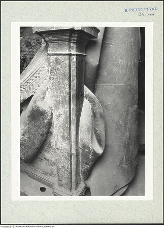 Vorderseite von Bibliotheca Hertziana [https://www.deutsche-digitale-bibliothek.de/content/lizenzen/rv-fz/] Grabmal von Papst Urban VIII.Der Papst auf der Kathedra thronend - Sitzfigur: Detail der unteren rechten Ecke, bh315021_recto. Foto: Wiedenhoeft, Ron.