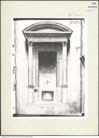 Vorderseite von Warburg Institute [https://www.deutsche-digitale-bibliothek.de/content/lizenzen/rv-ez/] Codex EscurialensisAufriss eines rundbogigen Tabernakels aus der Rotunde des Pantheons, in der Nische ein runder Altar - , bh315378_recto. Foto.