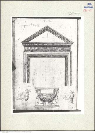 Vorderseite von Warburg Institute [https://www.deutsche-digitale-bibliothek.de/content/lizenzen/rv-ez/] Codex EscurialensisAufriss der Eingangstür von S. Urbano alla Caffarella, Cippus der Vipsania Thalassa, zwei Helme - , bh315383_recto. Foto.