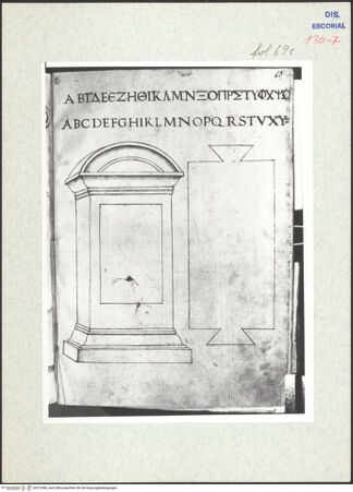 Vorderseite von Warburg Institute [https://www.deutsche-digitale-bibliothek.de/content/lizenzen/rv-ez/] Codex EscurialensisDas griechische und lateinische Alphabet in großen Buchstaben, perspektivische Zeichnung eines mit einem Segmentbogen bekrönten Cippus ohne Inschrift, leere Inschrifttafel - , bh315386_recto. Foto.
