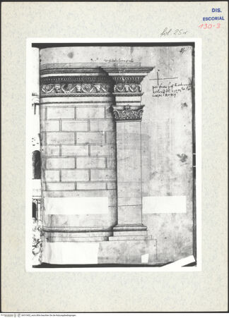 Vorderseite von Warburg Institute [https://www.deutsche-digitale-bibliothek.de/content/lizenzen/rv-ez/] Codex EscurialensisAufriss einer Ecke vom quadratischen  Unterbau des Mausoleum Hadriani - , bh315452_recto. Foto.