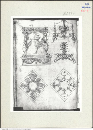 Vorderseite von Warburg Institute [https://www.deutsche-digitale-bibliothek.de/content/lizenzen/rv-ez/] Codex EscurialensisDreiseitige Basis mit bacchischen Attributen - , bh315478_recto. Foto.