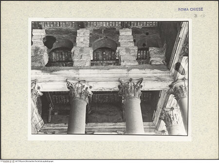 Vorderseite von DAI [https://www.deutsche-digitale-bibliothek.de/content/lizenzen/rv-ez/] PantheonPortikus - Dachstuhl und stützende Arkaden, Detail, bh317306_recto. Foto.