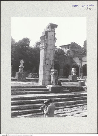 Vorderseite von DAI Rom [https://www.deutsche-digitale-bibliothek.de/content/lizenzen/rv-ez/] Basilica Iulia - Rest einer Arkade an der Via Sacra, bh317358_recto. Foto.