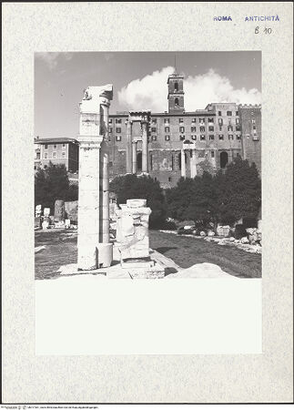 Vorderseite von DAI Rom [https://www.deutsche-digitale-bibliothek.de/content/lizenzen/rv-ez/] Basilica Iulia - Rest einer Arkade an der Via Sacra, bh317361_recto. Foto.