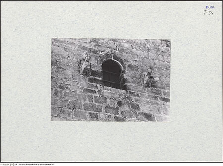 Vorderseite von Kraft, Jost (München) [https://www.deutsche-digitale-bibliothek.de/content/lizenzen/rv-ez/] San Giacomo - Ostfassade, Detail: Fenster und Konsolen, bh319301_recto. Foto: Kraft, Jost (München).