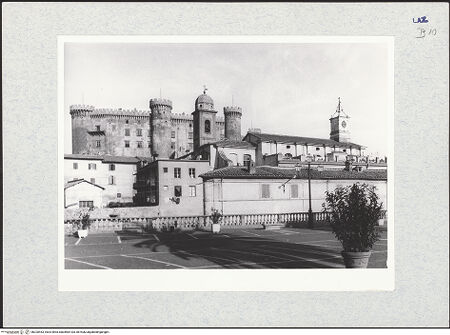 Vorderseite von Hutzel, Max [https://www.deutsche-digitale-bibliothek.de/content/lizenzen/rv-fz/] Castello Orsini & Castello Orsini-Odescalchi - Teilansicht der Südwestfassade, im Vordergrund Santa Maria Novella, von Westen, bh320453_recto. Foto: Hutzel, Max.