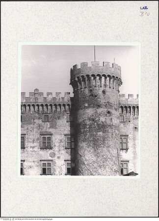 Vorderseite von Hutzel, Max [https://www.deutsche-digitale-bibliothek.de/content/lizenzen/rv-fz/] Castello Orsini & Castello Orsini-Odescalchi - Südwestfassade, Teilansicht: Wehrturm und Obergeschosse, bh320454_recto. Foto: Hutzel, Max.
