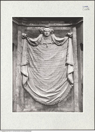 Vorderseite von ICCD [https://www.deutsche-digitale-bibliothek.de/content/lizenzen/rv-ez/] Grabmal des Kardinal Francesco Antonio Fini (Finy) (gest. 1743) - Maske und Inschrift, bh321101_recto. Foto.