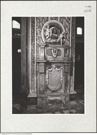 Vorderseite von ICCD [https://www.deutsche-digitale-bibliothek.de/content/lizenzen/rv-ez/] Grabmal des Kardinal Francesco Antonio Fini (Finy) (gest. 1743) - Seitenansicht, bh321102_recto. Foto.