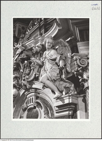 Vorderseite von ICCD [https://www.deutsche-digitale-bibliothek.de/content/lizenzen/rv-ez/] Rechte Tür des Chors - Detail: Engel rechts, bh321106_recto. Foto.