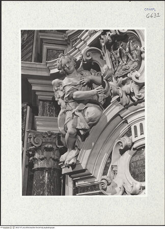 Vorderseite von ICCD [https://www.deutsche-digitale-bibliothek.de/content/lizenzen/rv-ez/] Rechte Tür des Chors - Detail: Engel links, bh321107_recto. Foto.