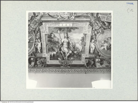 Vorderseite von National Gallery of Art, Washington? [https://www.deutsche-digitale-bibliothek.de/content/lizenzen/rv-ez/] Deckendekoration mit allegorischen Figuren und PuttiVenatio - Allegorie der Jagd (Diana) - Gesamtansicht, bh321425_recto. Foto: Hutzel, Max.