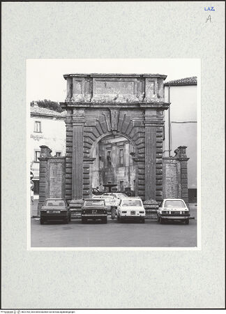 Vorderseite von Getty Research Institute [https://www.deutsche-digitale-bibliothek.de/content/lizenzen/rv-ez/] Porta Albana - Ansicht von Nordwesten, bh321492_recto. Foto: Hutzel, Max.