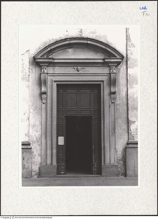 Vorderseite von Getty Research Institute [https://www.deutsche-digitale-bibliothek.de/content/lizenzen/rv-ez/] Sant'AgostinoSant'AgostinoWestfassade - Detail: Portal, bh321508_recto. Foto: Hutzel, Max.