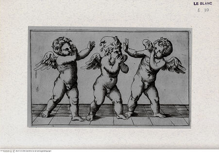 Vorderseite von Landesbildstelle Rheinland [http://creativecommons.org/publicdomain/mark/1.0/] Drei Putten, von denen die mittlere eine Narrenkappe trägt - , bh321575. Foto.