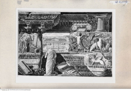 Vorderseite von Gabinetto Nazionale delle Stampe [http://creativecommons.org/publicdomain/mark/1.0/] I sette colli di Roma antica e modernaTafel 4: Li Frammenti trovati nel Palatino dis. e incisi dal vero da Luigi Rossini (nach der Antike) - , bh326789. Foto.