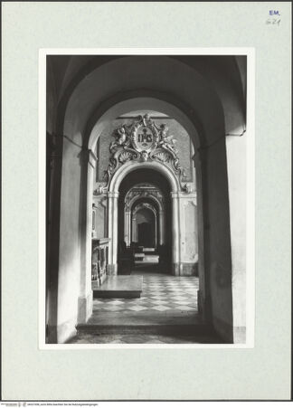 Vorderseite von Bösel, Richard [https://www.deutsche-digitale-bibliothek.de/content/lizenzen/rv-fz/] San Giorgio - Blick in die Seitenkapellen, bh327058_recto. Foto.