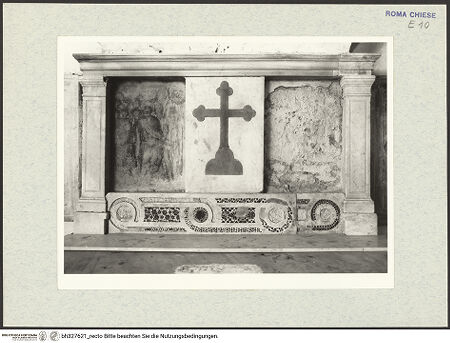 Vorderseite von Getty Research Institute? [https://www.deutsche-digitale-bibliothek.de/content/lizenzen/rv-ez/] Abbazia delle Tre FontaneSanta Maria Scala Coeli - Altarwand mit Kreuz, Kosmatenarbeit und Überresten eines Freskos, bh327621_recto. Foto: Hutzel, Max.