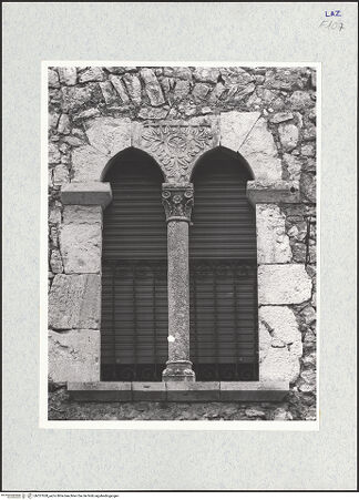 Vorderseite von National Gallery of Art, Washington [https://www.deutsche-digitale-bibliothek.de/content/lizenzen/rv-ez/] Badia di San SebastianoCortile - Nordflügel, Gebäude, Obergeschoss, Detail: Biforienfenster aus Spolien, bh327628_recto. Foto: Hutzel, Max.