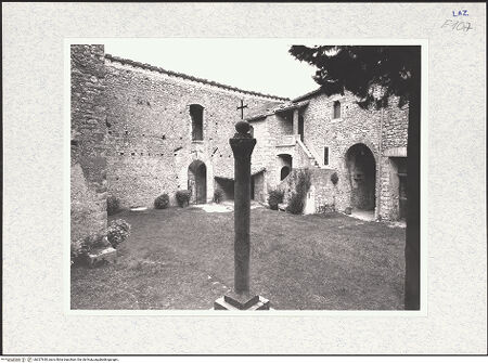 Vorderseite von National Gallery of Art, Washington [https://www.deutsche-digitale-bibliothek.de/content/lizenzen/rv-ez/] Badia di San SebastianoCortile - Nordwestecke, bh327630_recto. Foto: Hutzel, Max.