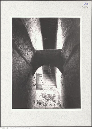 Vorderseite von National Gallery of Art, Washington [https://www.deutsche-digitale-bibliothek.de/content/lizenzen/rv-ez/] Badia di San Sebastiano - Ostflügel, Durchgang zum Cortile, bh327750_recto. Foto: Hutzel, Max.