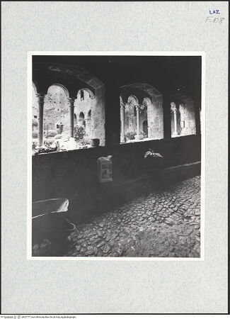 Vorderseite von National Gallery of Art, Washington [https://www.deutsche-digitale-bibliothek.de/content/lizenzen/rv-ez/] Badia di San SebastianoChiostro - Westflügel, Erdgeschoss, Inneres, nach Südosten, bh327777_recto. Foto: Hutzel, Max.