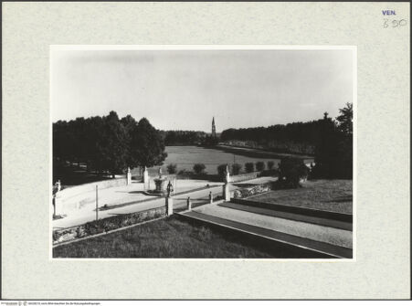 Vorderseite von Kunsthistorisches Institut in Florenz [https://rightsstatements.org/page/CNE/1.0/] Villa Barbaro - Haupteingang aus Norden mit sogenanntem "Bruolo", bh328210_recto. Foto.