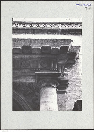 Vorderseite von Bibliotheca Hertziana [https://www.deutsche-digitale-bibliothek.de/content/lizenzen/rv-fz/] Palazzo Baldassini - Portal, Detail, bh328760_recto. Foto.