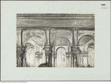 Vorderseite von McKenna, Rollie (New York) [https://www.deutsche-digitale-bibliothek.de/content/lizenzen/rv-ez/] TaufbrunnenSzenen aus dem Leben des Zacharias und Johannes des TäufersGefangennahme des Täufers - Obere Hälfte, Detail: Architektur, bh329468_recto. Foto.