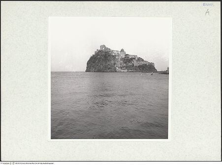 Vorderseite von Bibliotheca Hertziana [https://www.deutsche-digitale-bibliothek.de/content/lizenzen/rv-fz/] Castello Aragonese - Ansicht vom Meer aus, bh333318_recto. Foto: Lehmann-Brockhaus, Otto.