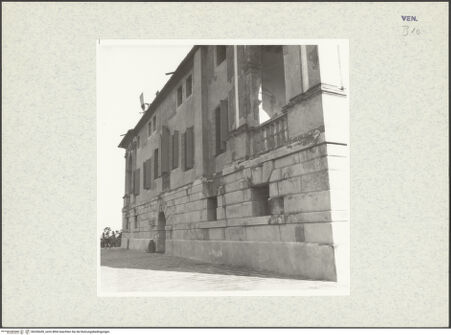 Vorderseite von Bibliotheca Hertziana [https://www.deutsche-digitale-bibliothek.de/content/lizenzen/rv-fz/] Villa dei VescoviNordfassade - Ansicht aus Westen, bh336430_recto. Foto: Keller, Fritz-Eugen.