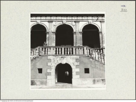 Vorderseite von Bibliotheca Hertziana [https://www.deutsche-digitale-bibliothek.de/content/lizenzen/rv-fz/] Villa dei VescoviEingangsfassade / Westfassade - Freitreppe und Loggia, Mittelachse mti Eingang, bh336431_recto. Foto: Keller, Fritz-Eugen.