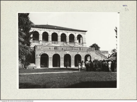 Vorderseite von Bibliotheca Hertziana [https://www.deutsche-digitale-bibliothek.de/content/lizenzen/rv-fz/] Villa dei VescoviEingangsfassade / Westfassade - Aufnahme aus dem Vorgarten Richtung Südosten, bh336433_recto. Foto: Keller, Fritz-Eugen.