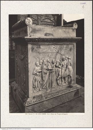 Vorderseite von Alinari [https://www.deutsche-digitale-bibliothek.de/content/lizenzen/rv-ez/] Altar mit Tieropfer - Seitenansicht, bh336699_recto. Foto.