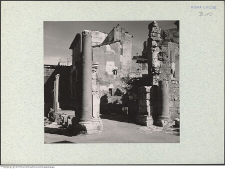 Vorderseite von American Academy [https://www.deutsche-digitale-bibliothek.de/content/lizenzen/rv-ez/] Sant'Angelo in PescheriaHauptfassade (Portico dell'Ottavia) / Südfassade - Außenansicht, bh337329_recto. Foto.