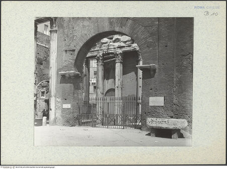 Vorderseite von American Academy [https://www.deutsche-digitale-bibliothek.de/content/lizenzen/rv-ez/] Sant'Angelo in PescheriaHauptfassade (Portico dell'Ottavia) / Südfassade - Propylon außen; Detail: rechte Seite; Durchgang zur Kirche, bh337330_recto. Foto.