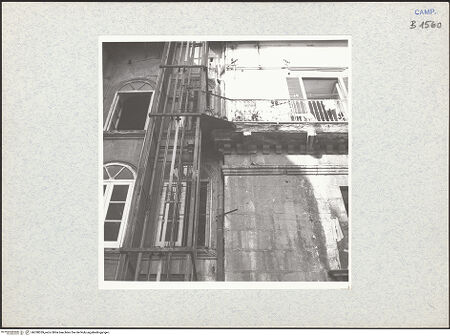 Vorderseite von Keller, Fritz-Eugen [https://www.deutsche-digitale-bibliothek.de/content/lizenzen/rv-fz/] Villa La Conigliera - Hof des Palazzo Muscettola mit Reste der Villa La Conigliera, bh338359_recto. Foto: Keller, Fritz-Eugen.