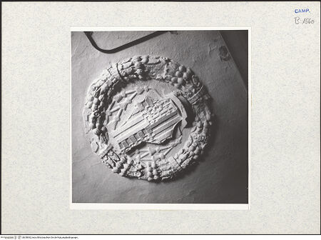 Vorderseite von Keller, Fritz-Eugen [https://www.deutsche-digitale-bibliothek.de/content/lizenzen/rv-fz/] Villa La Conigliera - Erdgeschoss, Gewölbe, Detail: Wappen des Kardinal Johannes de Aragonia, bh338362_recto. Foto: Keller, Fritz-Eugen.