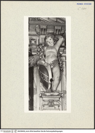 Vorderseite von Arte Fotografica [https://www.deutsche-digitale-bibliothek.de/content/lizenzen/rv-ez/] HochaltarÄdikularahmungKnabe mit SPQR-Schild - , bh338406_recto. Foto (digital).