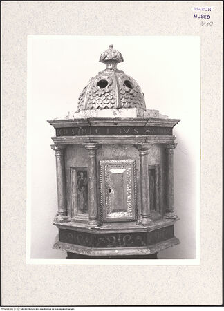 Vorderseite von Bibliotheca Hertziana [https://www.deutsche-digitale-bibliothek.de/content/lizenzen/rv-ez/] Tabernakel in Form einer oktagonalen Architektur mit vier aufgemalten Türen - Gesamtaufnahme, bh340929_recto. Foto: Hutzel, Max.