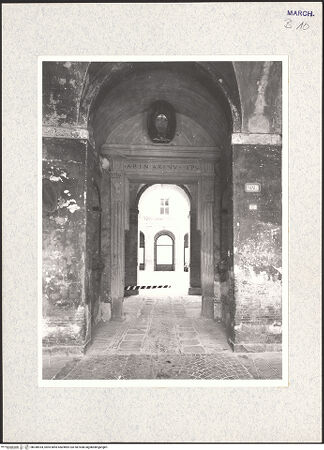 Vorderseite von unbekannt [https://www.deutsche-digitale-bibliothek.de/content/lizenzen/rv-fz/] Palazzo Arcivescovile - Eingangsportal, bh340934_recto. Foto: Hutzel, Max.